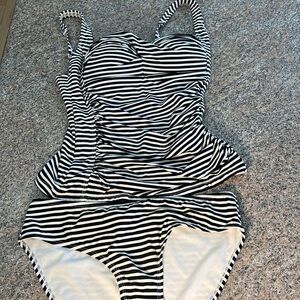 Nip Tuck swimsuit tankini top size 4, bikini bottoms, size 8 there is no tag.